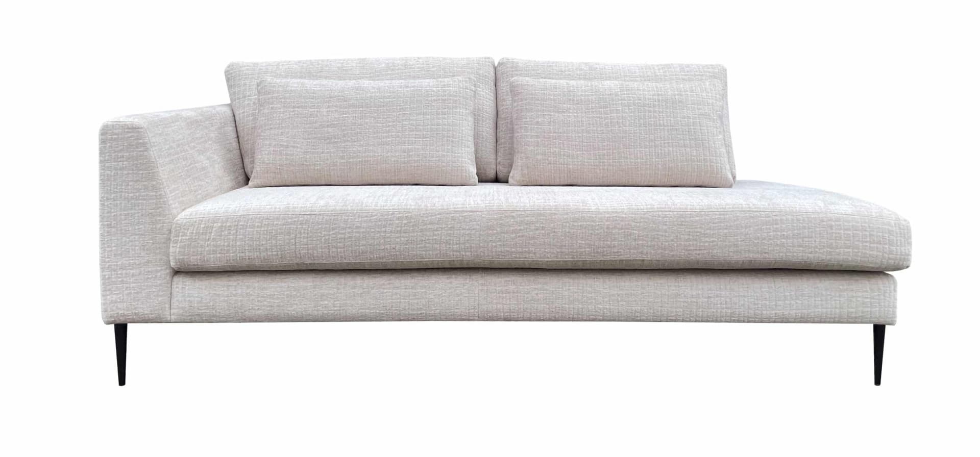 Vooraanzicht van witte teddy daybed Zoë XL met luxe design en zwarte metalen poten