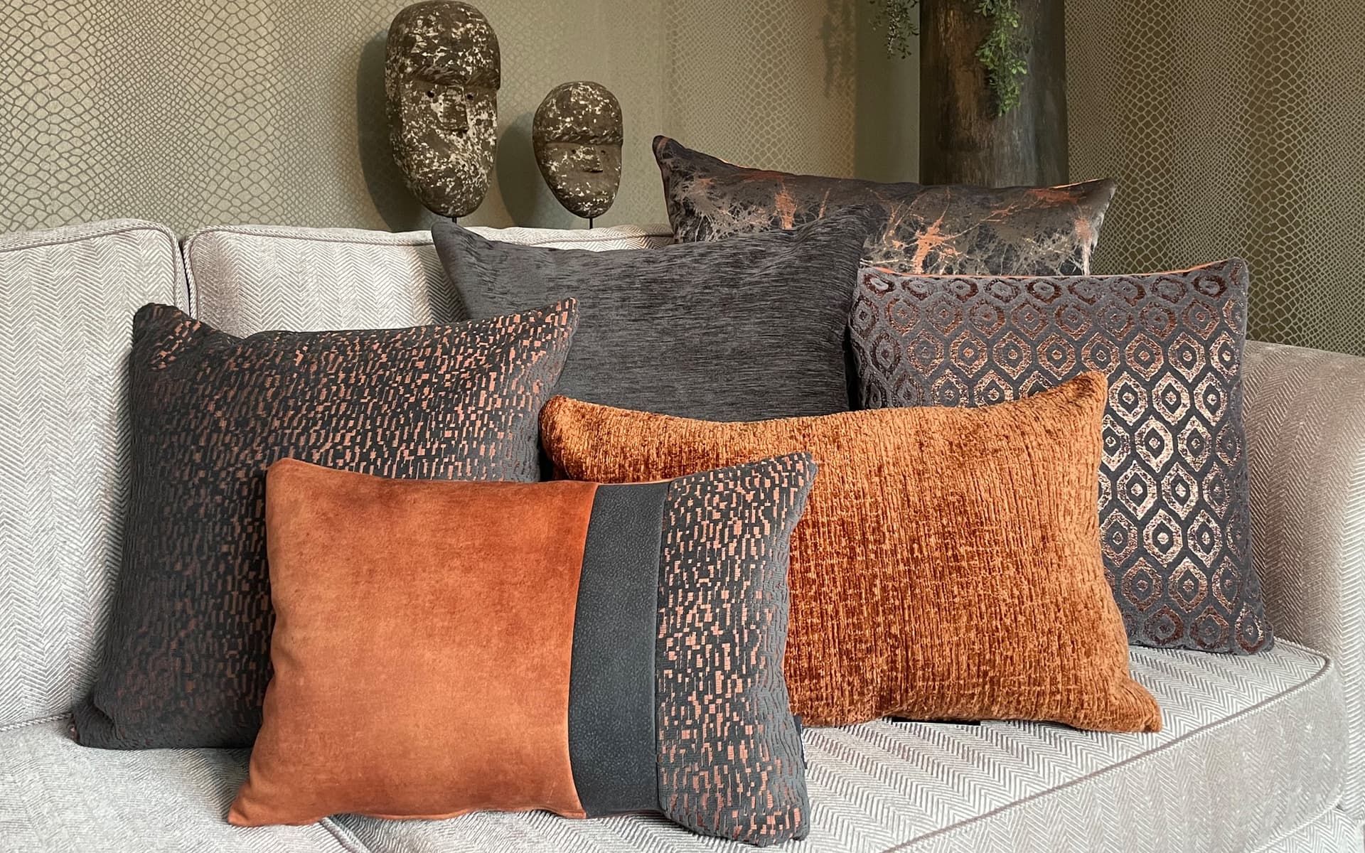 Mix van terra kleurige luxe sierkussens op lichte bank
