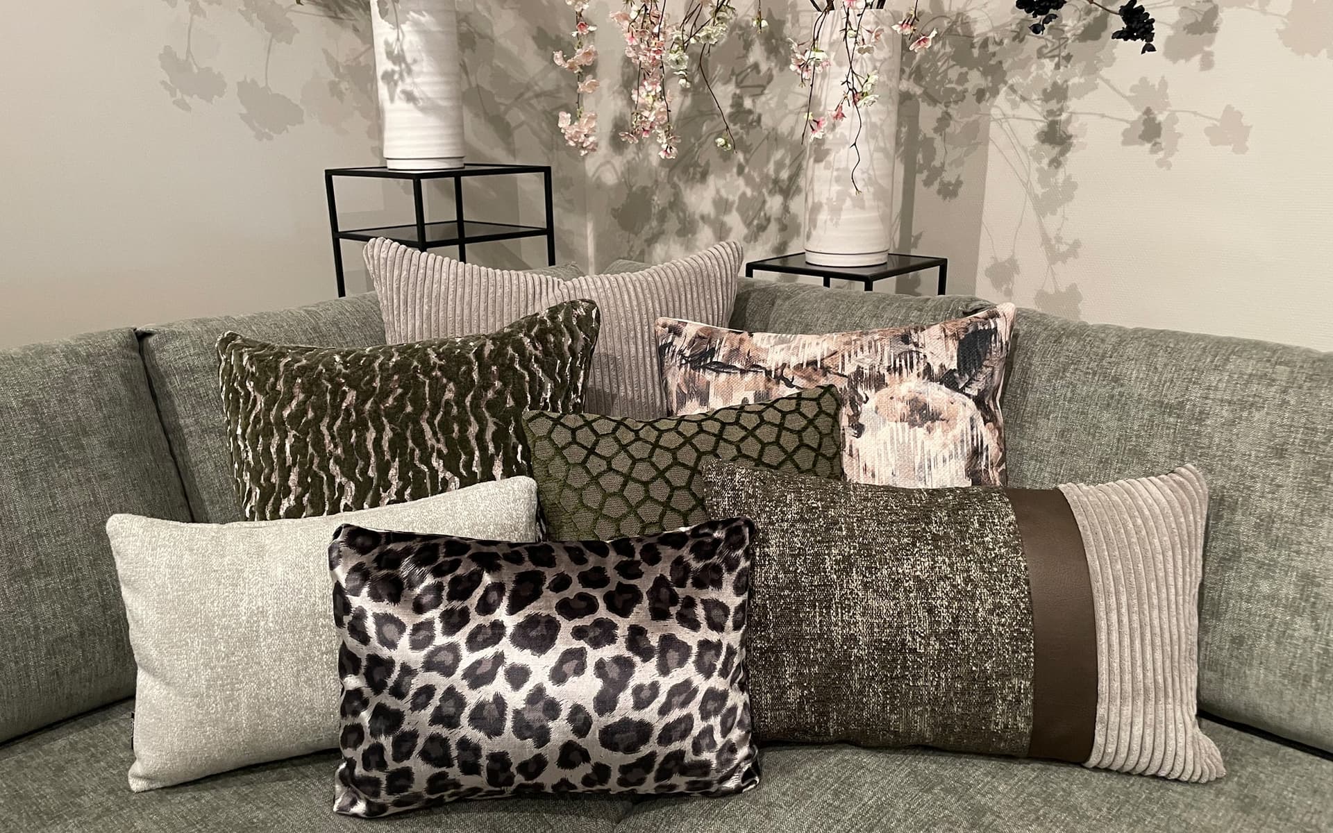 Groene luxe sierkussens met print op groene bank