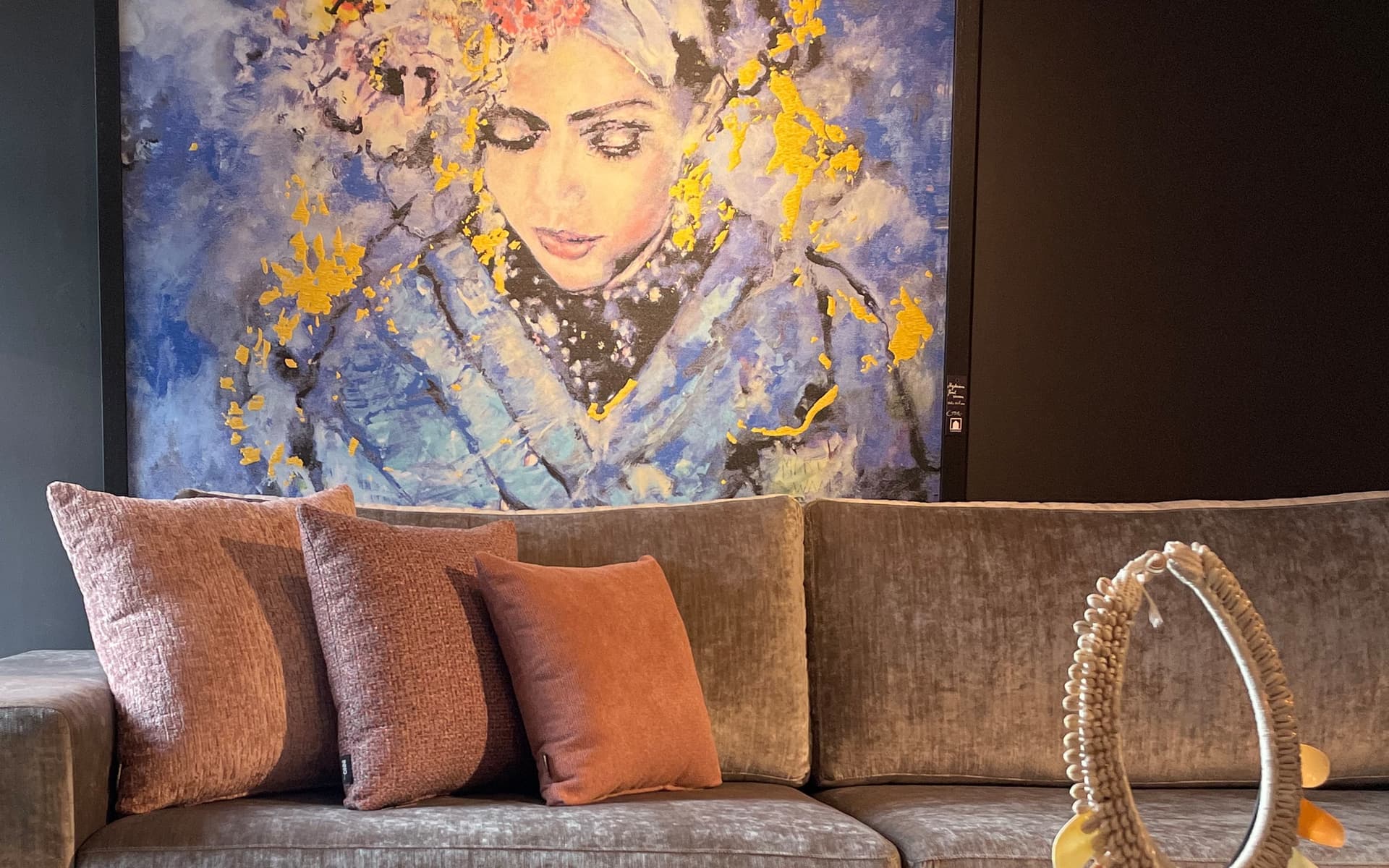 Rose kleurige luxe sierkussens op bruine bank