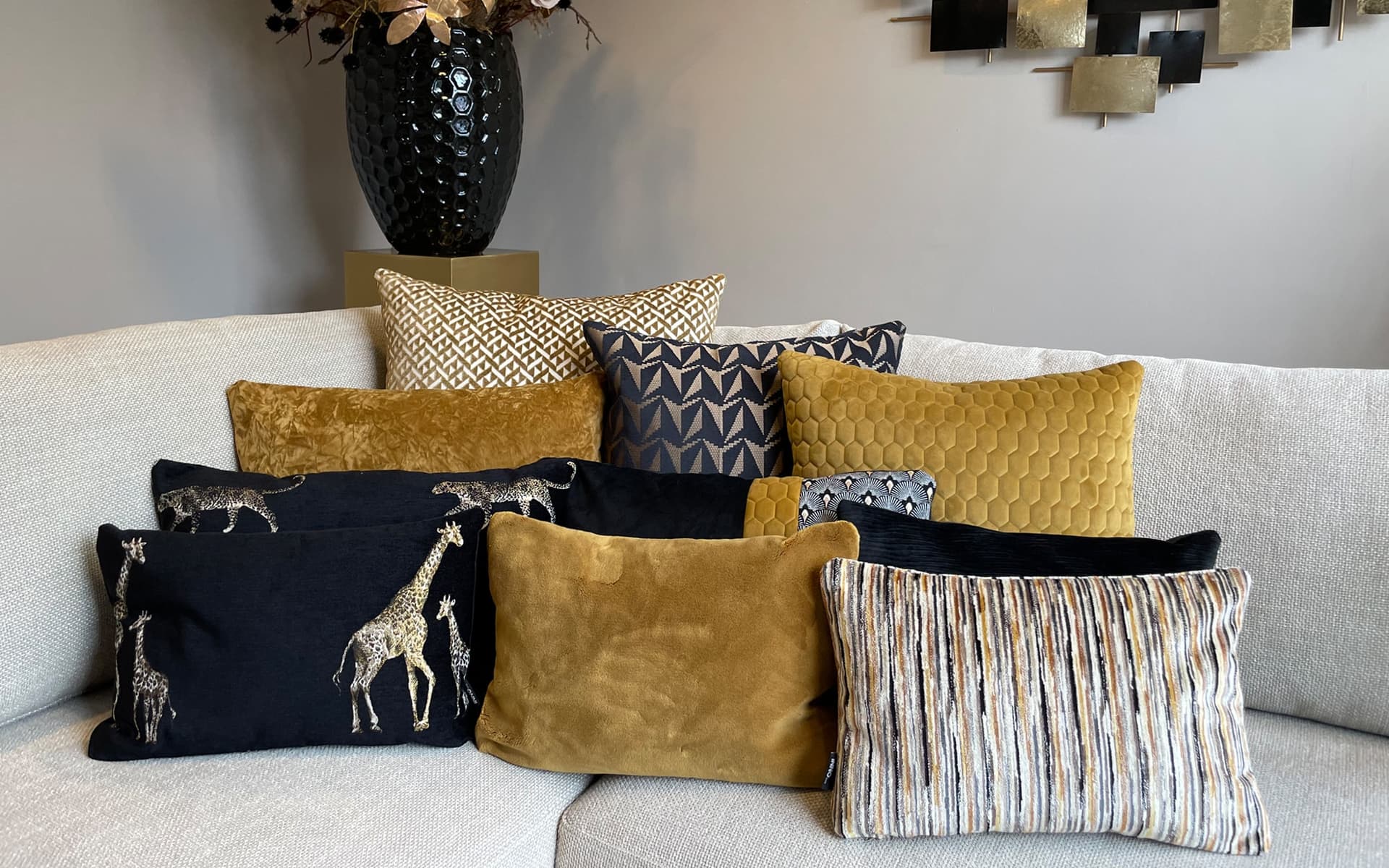Zwart met gele luxe sierkussens op witte bank