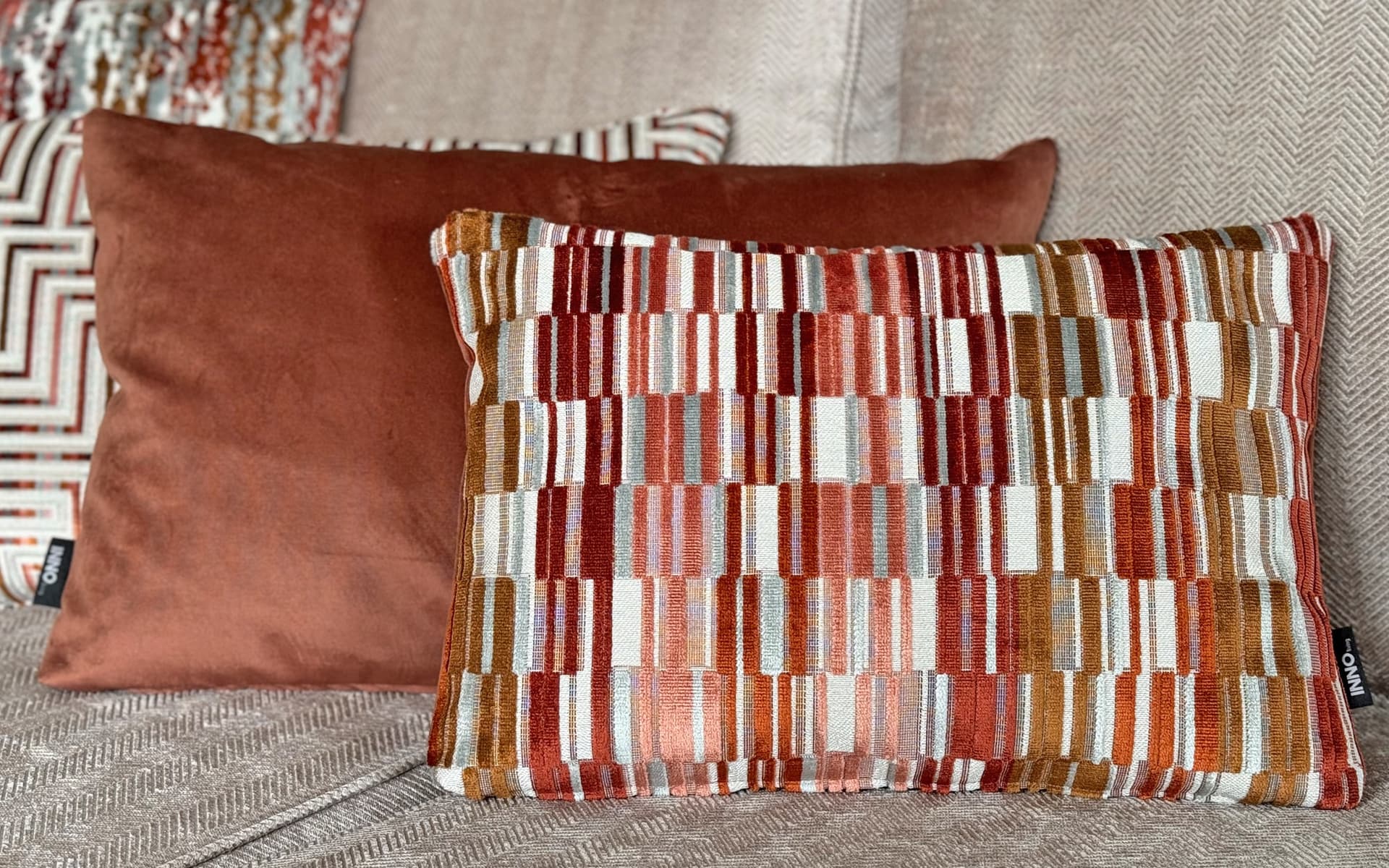2 luxe sierkussens met opvallende print in cuoio tinten