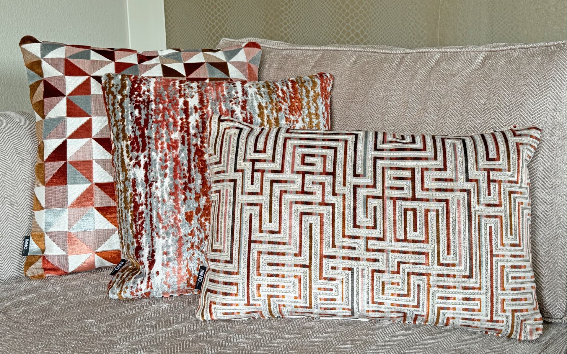 3 luxe sierkussens met opvallende prints in rood tinten