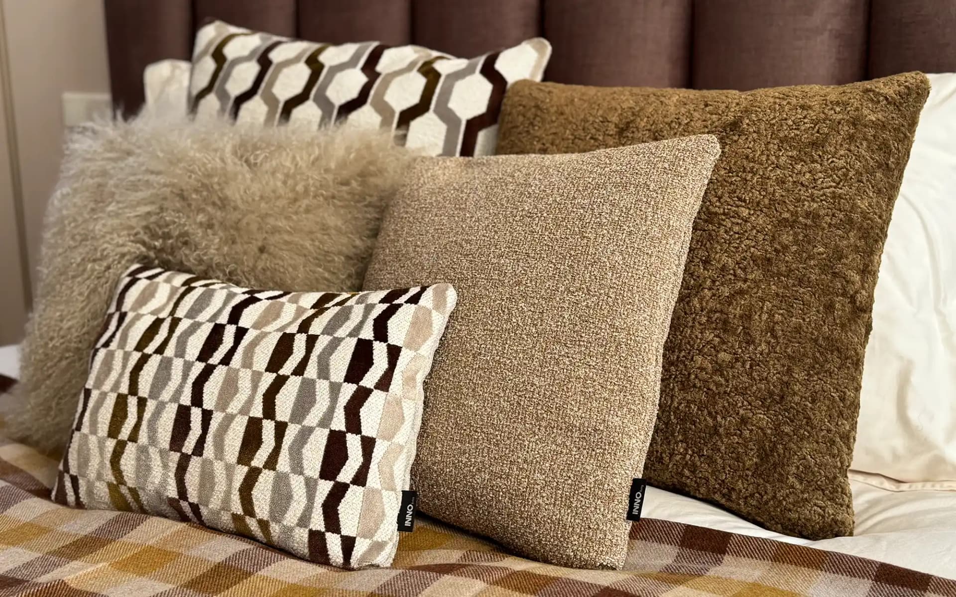 Sfeerbeeld interieur met sierkussen Otis Oker 45 x 30 cm