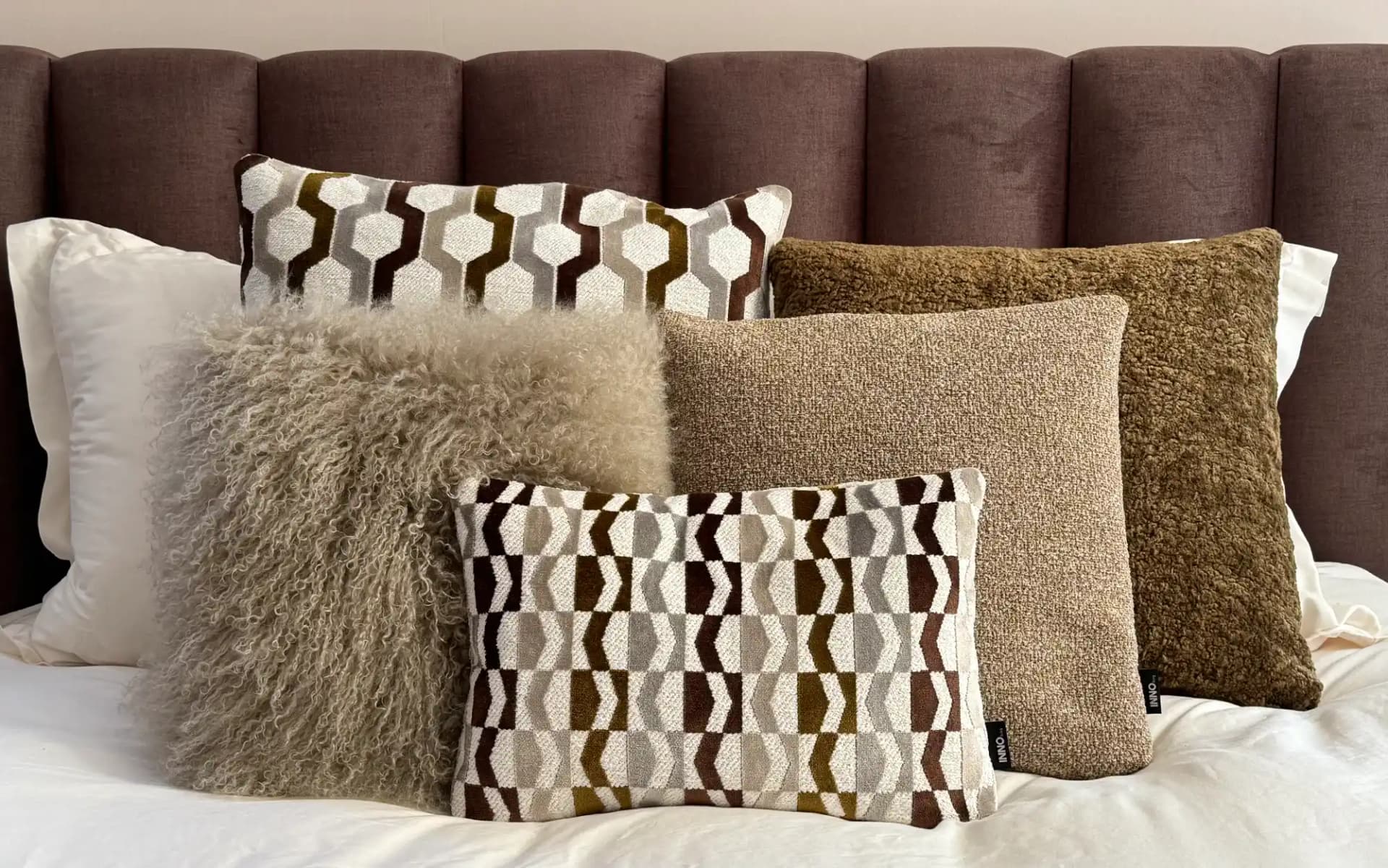 Sfeerbeeld interieur op bed met Sierkussen Kivo Oker 45 x 45 cm