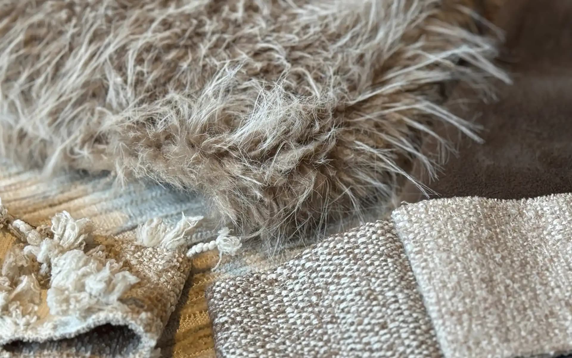 Sfeerfoto van diverse stoffen en patronen in beige en zand kleuren