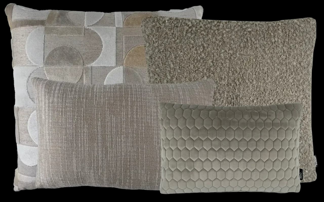 Sierkussen set Elara Beige – vier zachte kussens in beige tinten met geometrisch patroon, bouclé stof, hexagon print en linnen look voor een warme en stijlvolle uitstraling in huis.