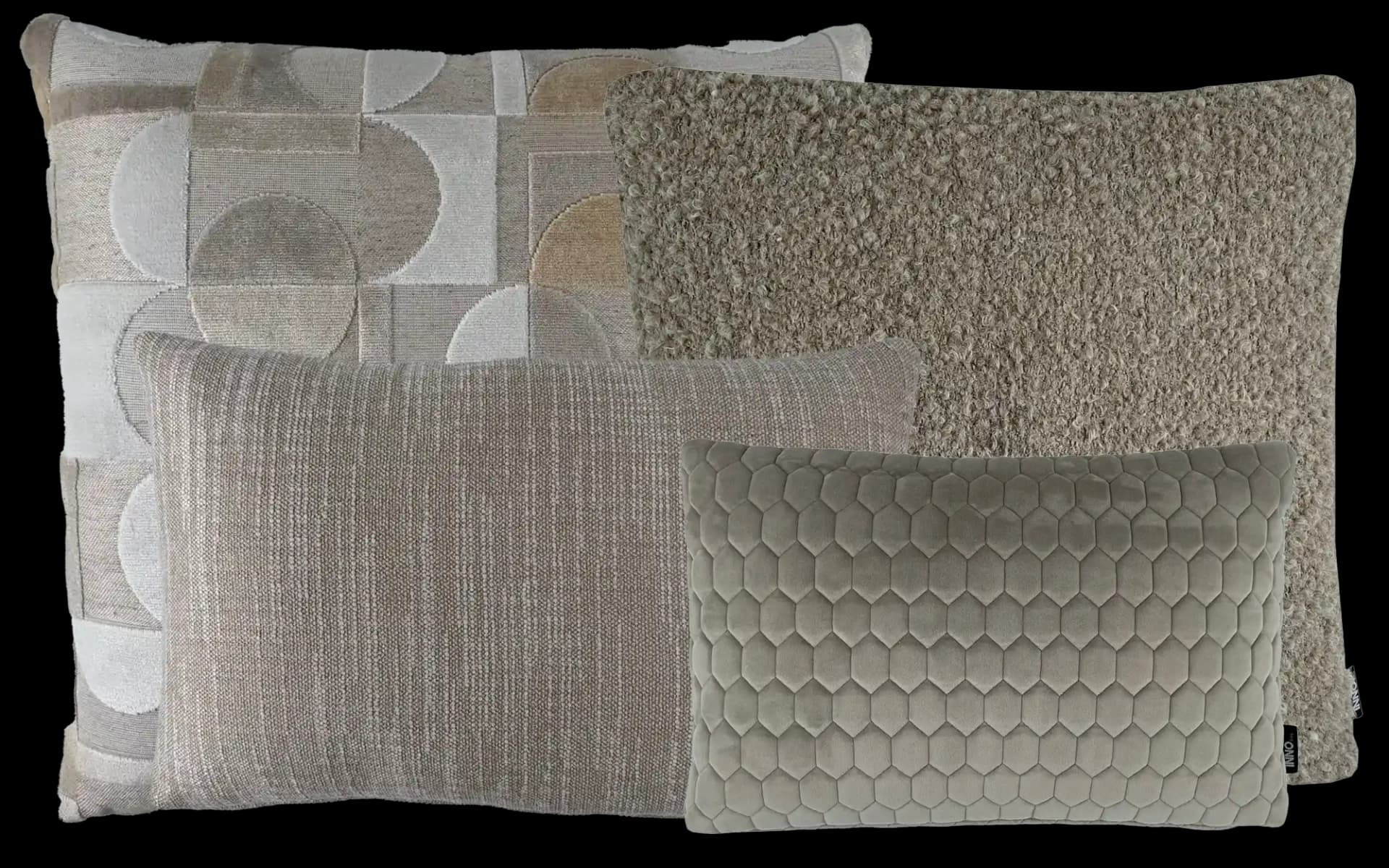 Sierkussen set Elara Beige – vier zachte kussens in beige tinten met geometrisch patroon, bouclé stof, hexagon print en linnen look voor een warme en stijlvolle uitstraling in huis.
