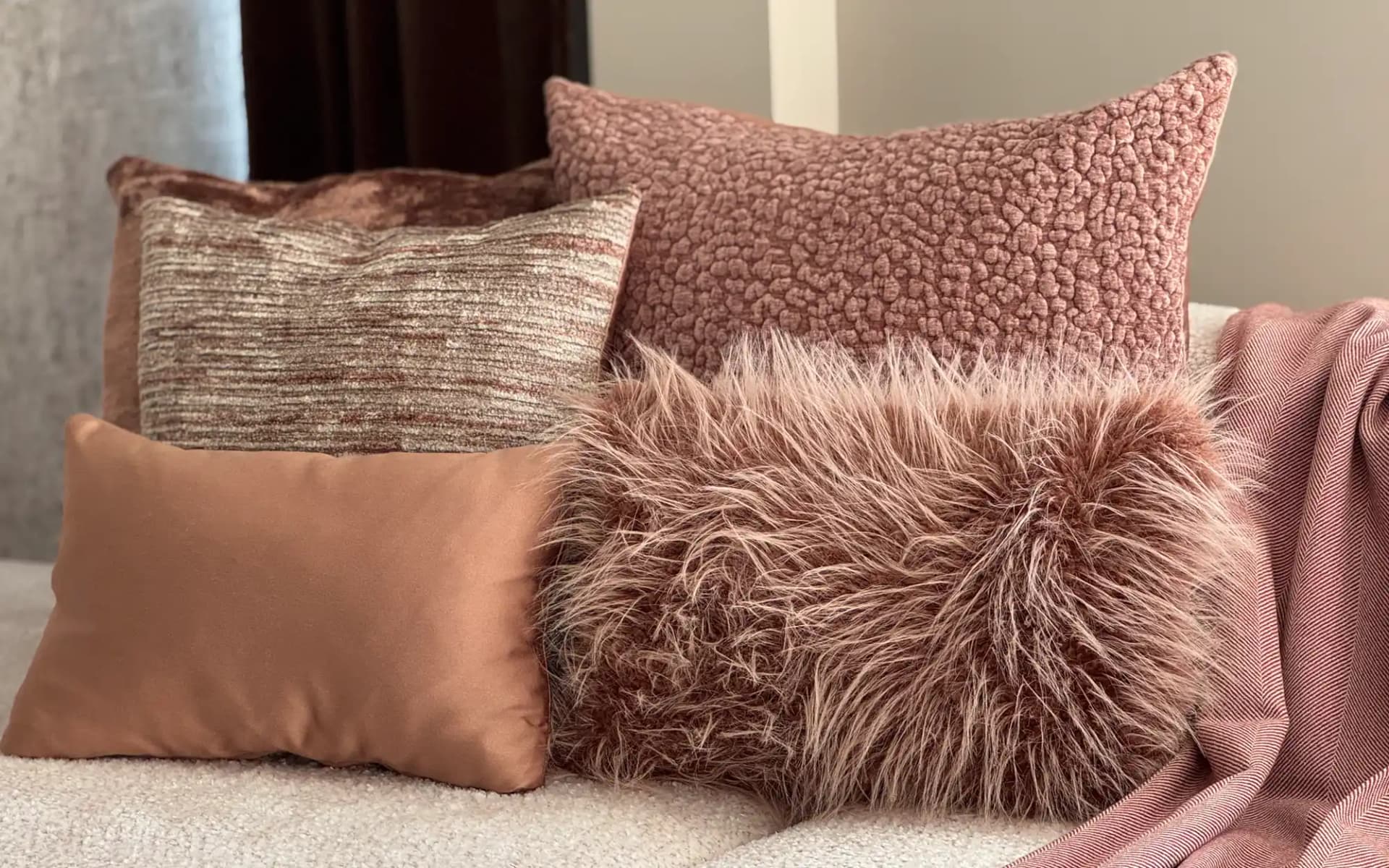 Handgemaakte velvet sierkussens van INNO living in trendy mocha mousse kleur