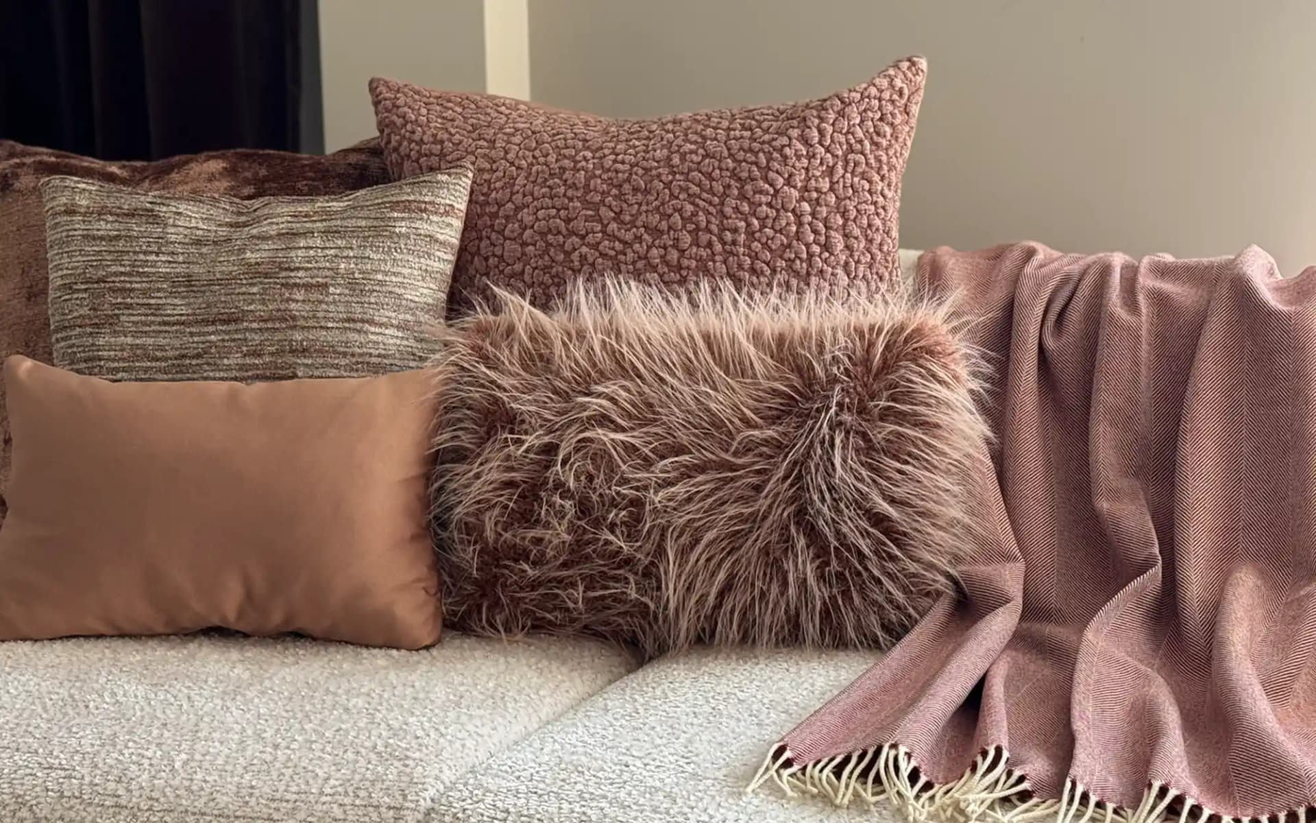Mocha Mousse woonset met sierkussens en bijpassend plaid voor een warme en stijlvolle woonruimte.