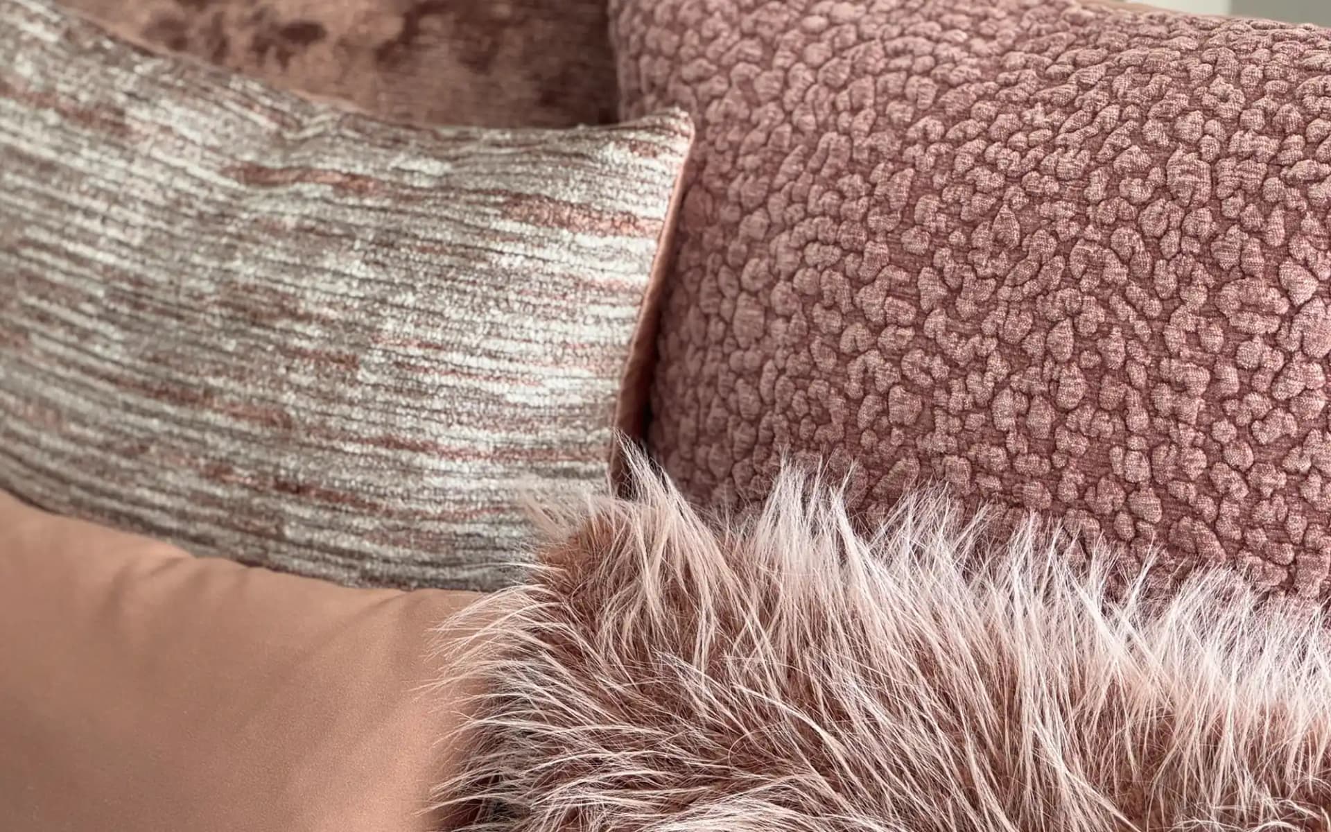 Detail foto van de verschillende stoffen in Mocha Mousse kleurtinten
