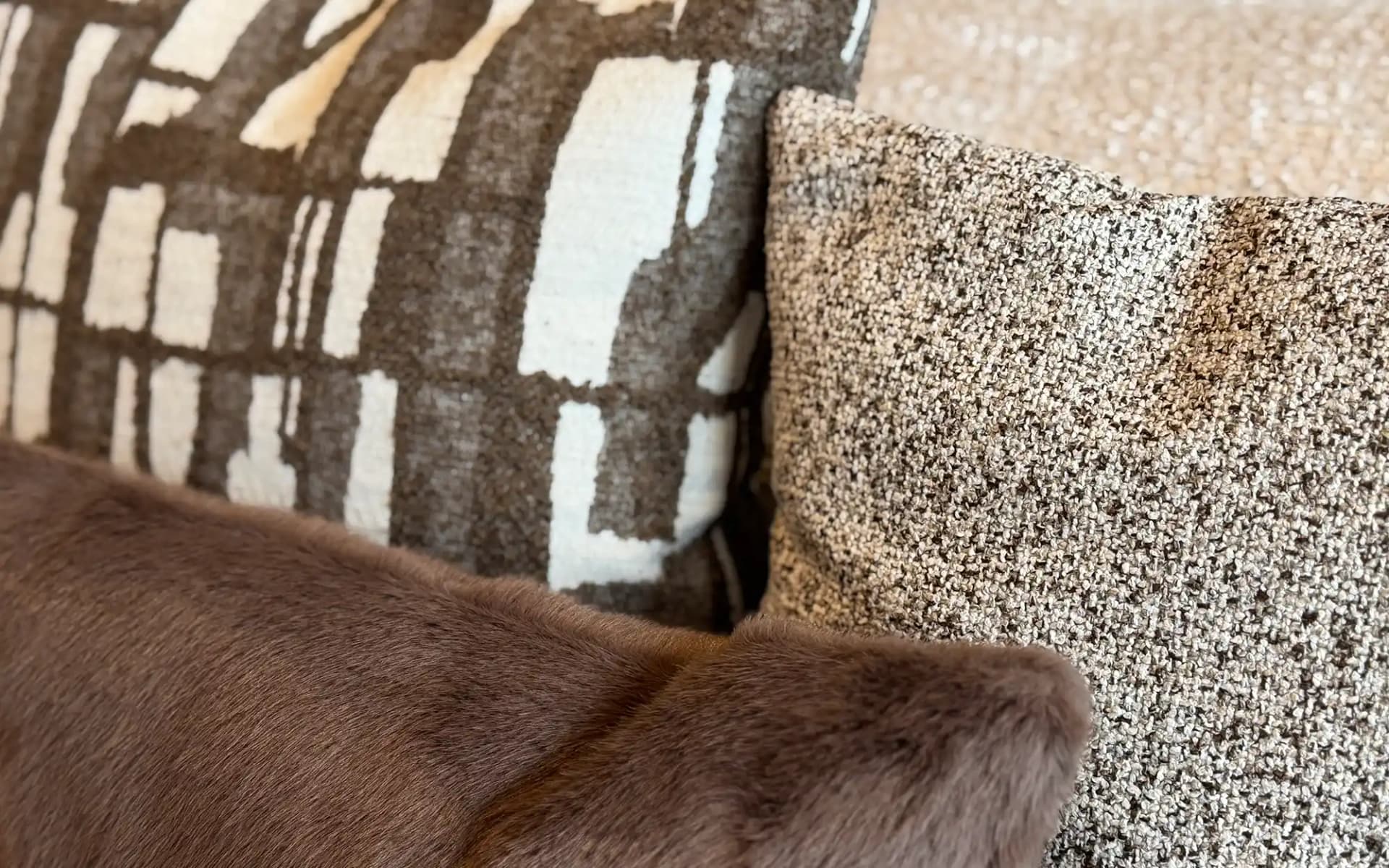 Detailfoto van de sierkussen set Maja Bruin met verschillende stoffen en structuren in warme bruintinten