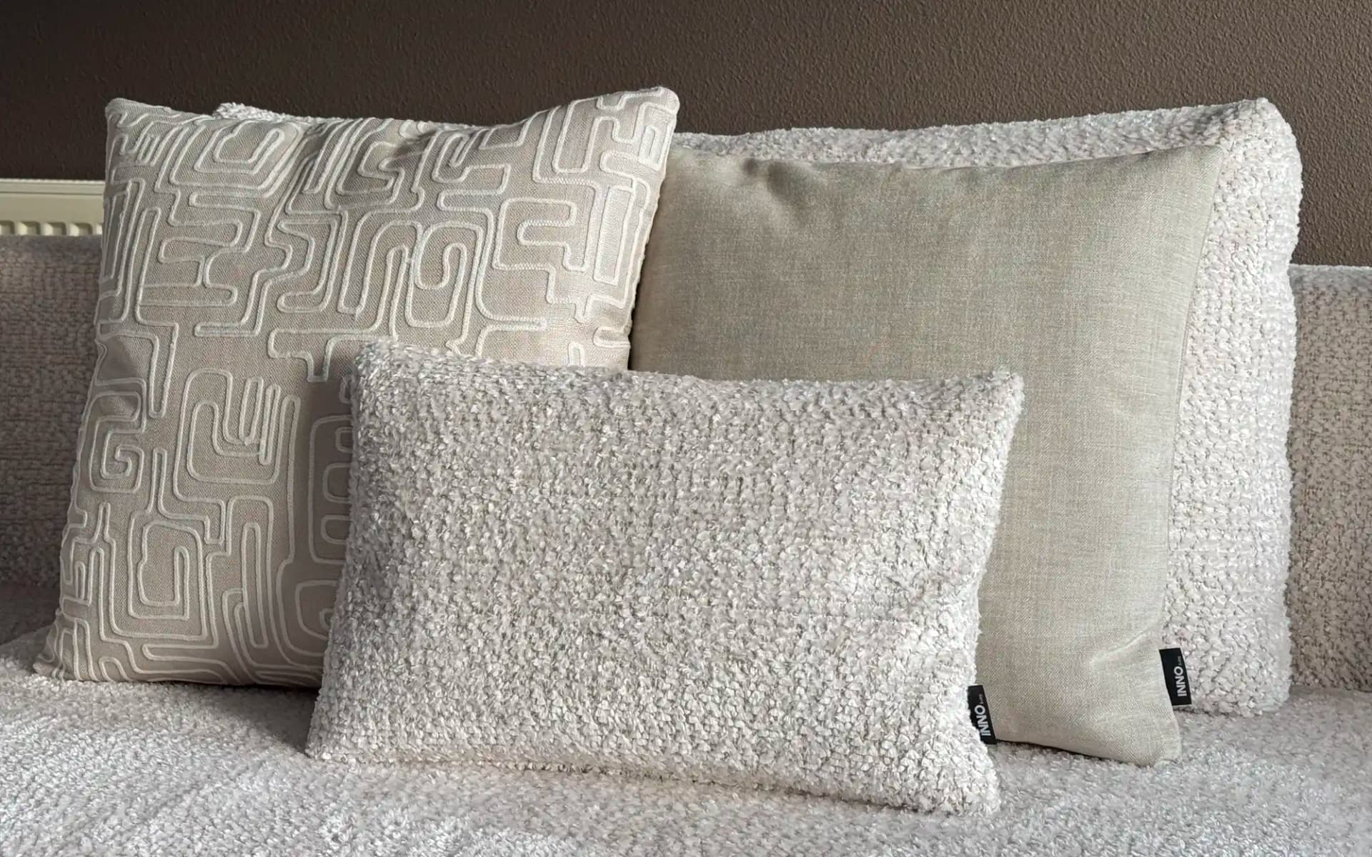 Sierkussen set Be Trendy naturel met drie lichte kussens op een beige bank