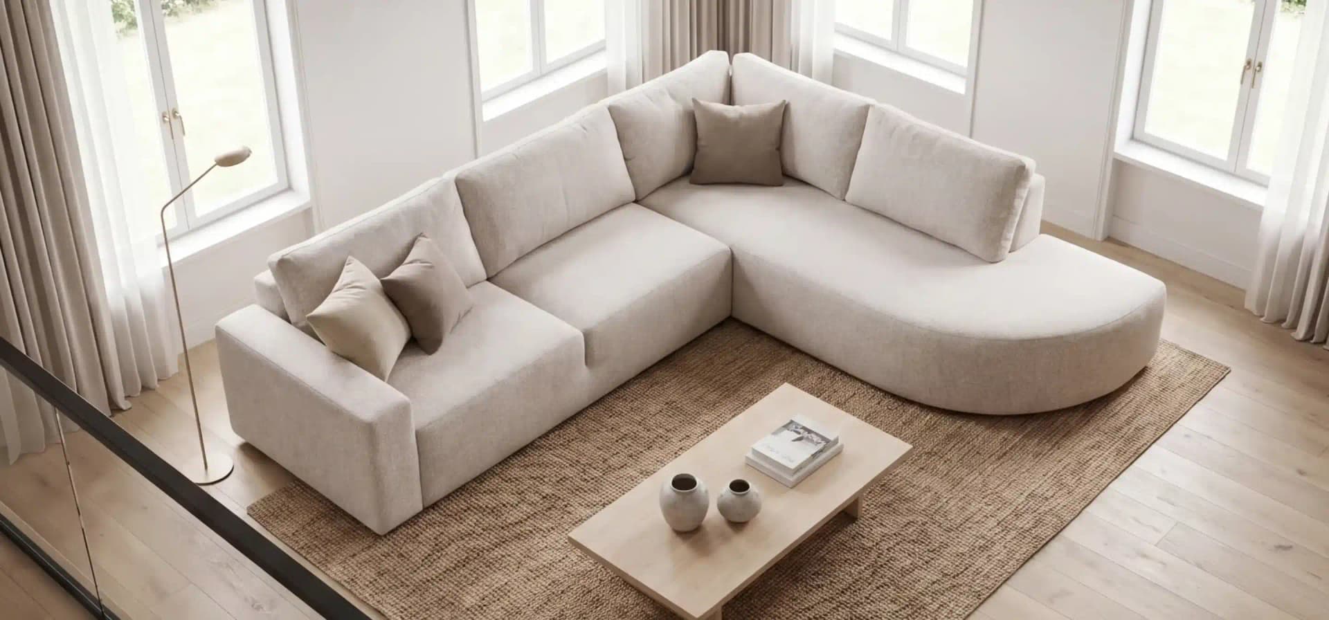 Organische Mae hoekbank met ronde dormeuse in stijlvolle woonkamer met natuurlijke tinten