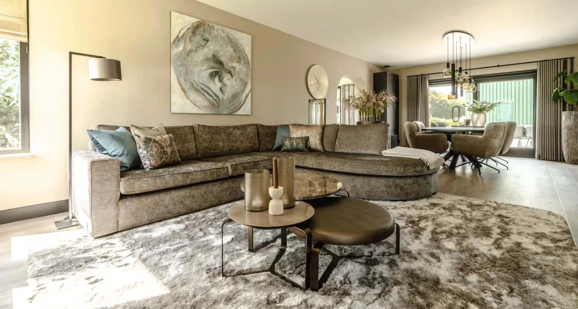 Maatwerk hoekbank in sfeervol interieur
