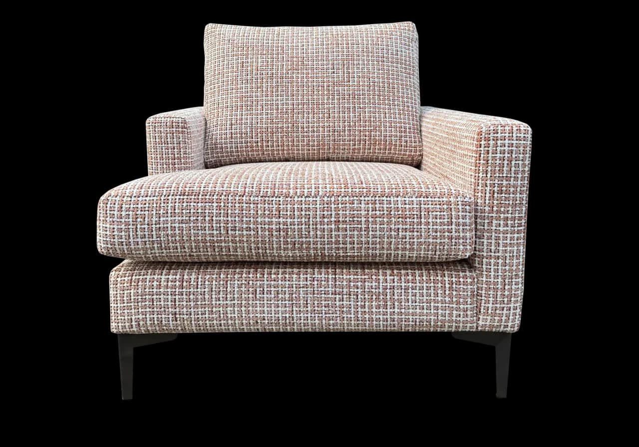 Vooraanzicht van de asymmetrische design fauteuil Amélie rechts in terra kleur
