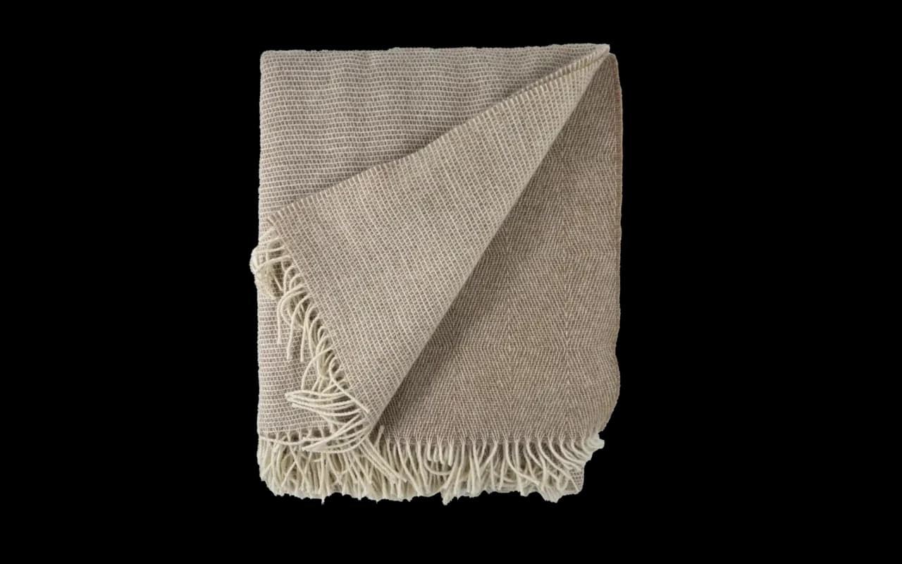 Luxe merino wollen plaid 200 x 145 cm zandkleurig, open gespreid met zichtbare textuur