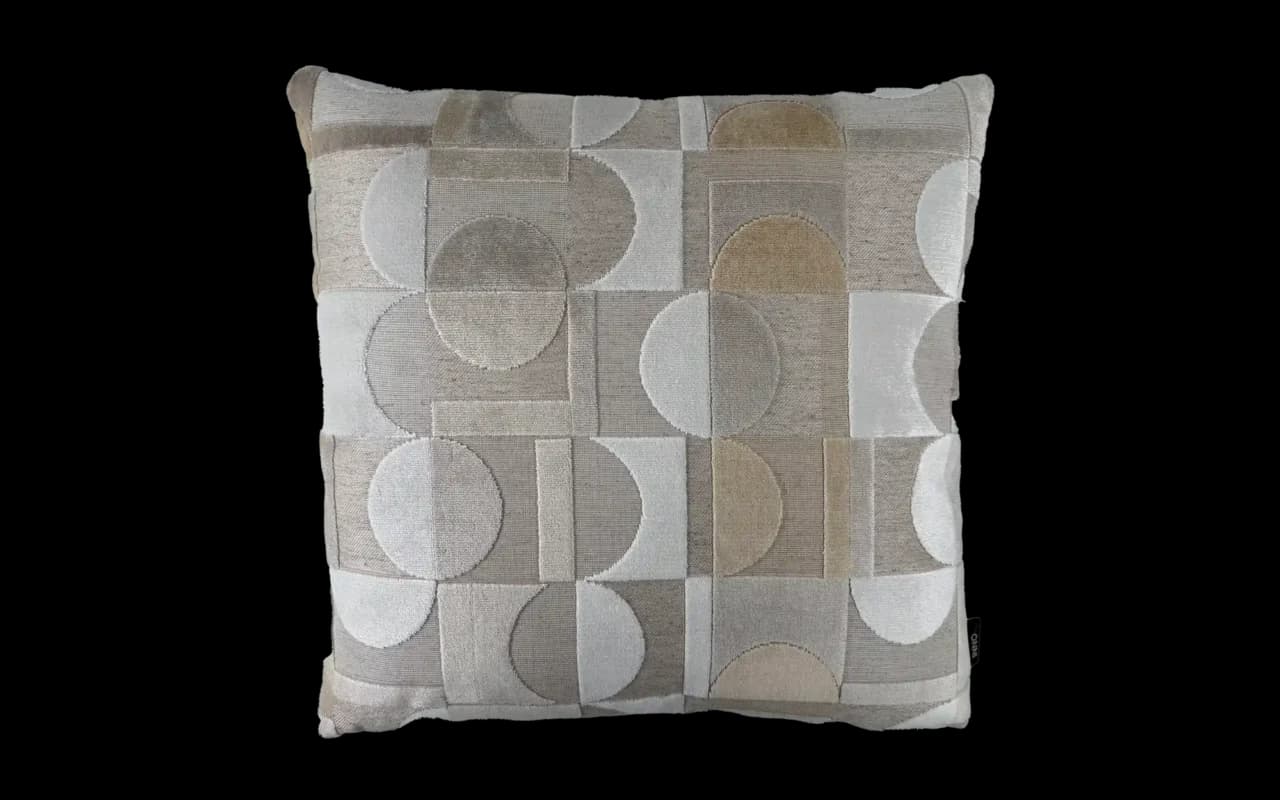 Vierkant sierkussen Lysa Zand 50 x 50 cm in een stof met een opvallend geometrisch patroon.