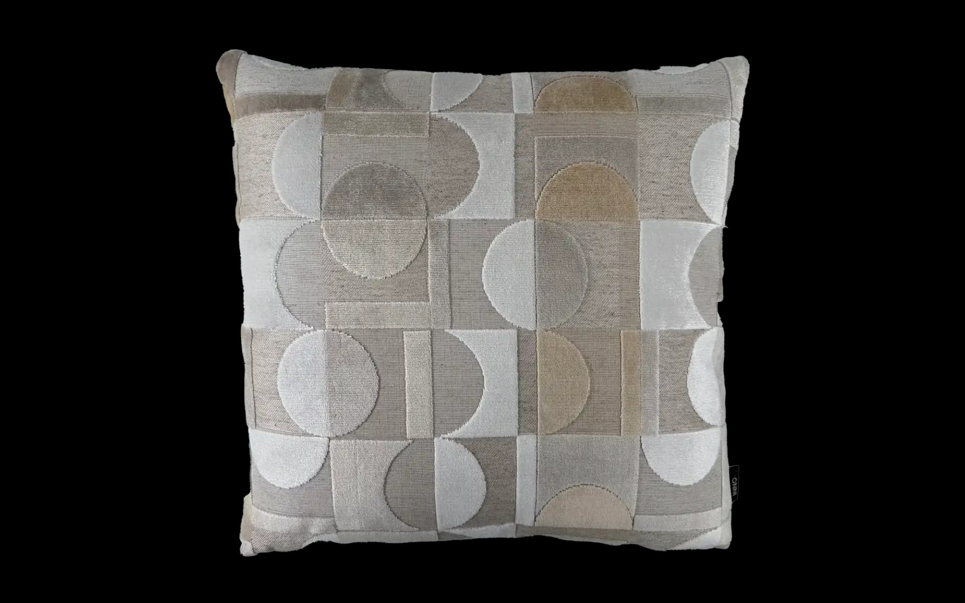 Vierkant sierkussen Lysa Zand 50 x 50 cm in een stof met een opvallend geometrisch patroon.