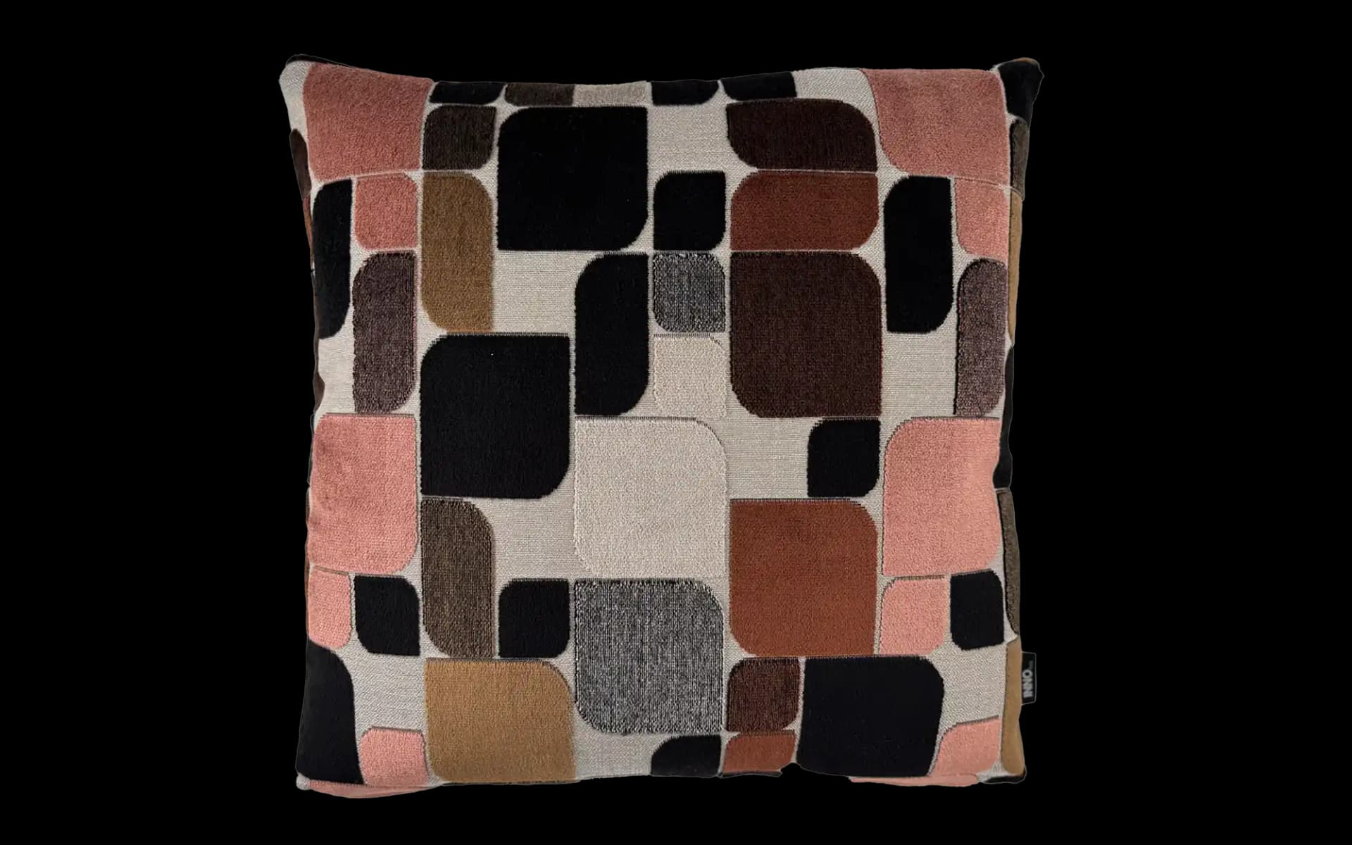 Voorzijde vierkant sierkussen Mosa Terra 50 x 50 cm in een stof met een geometrisch patroon in de kleuren terra, beige en oker.