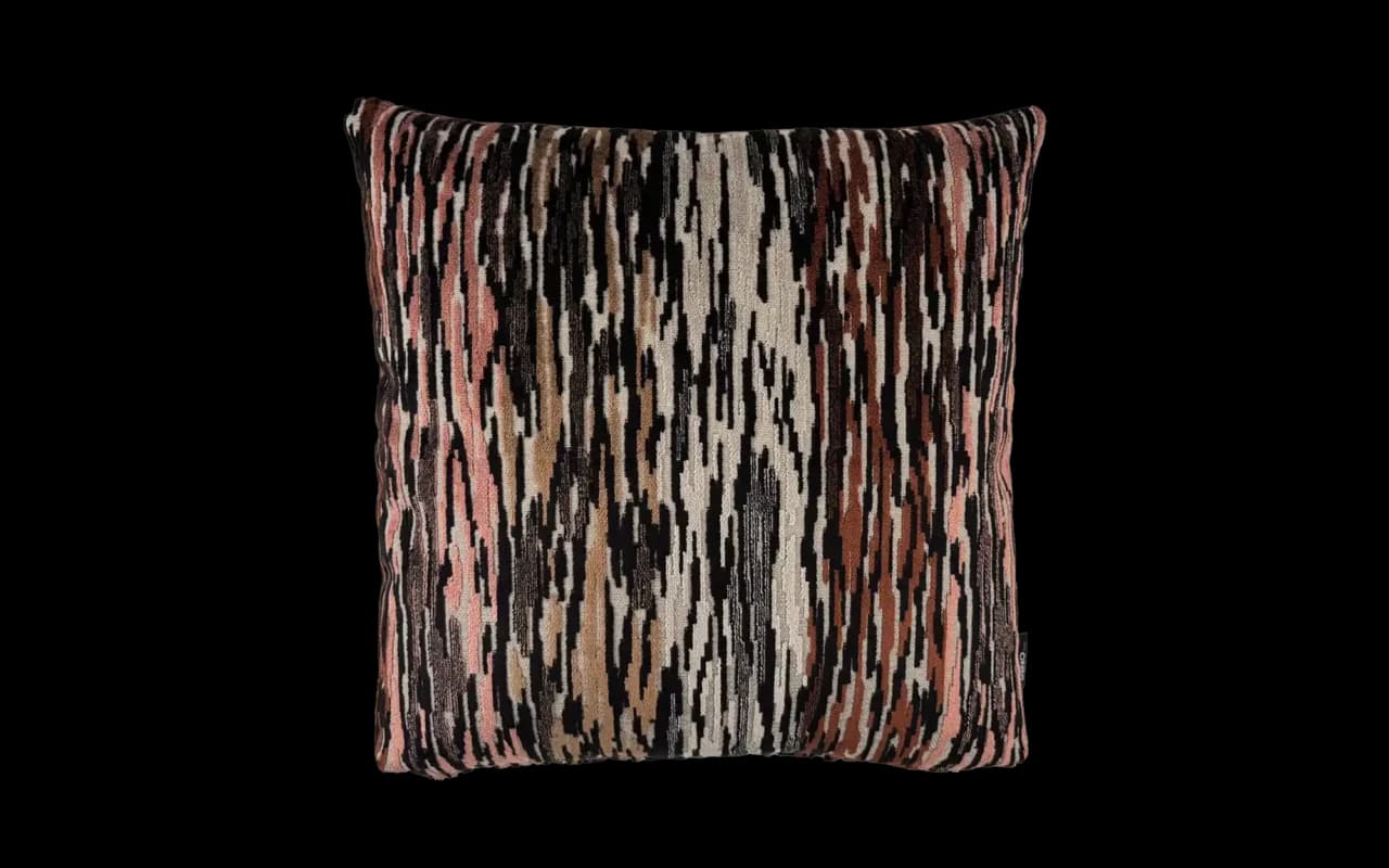 Voorzijde vierkant sierkussen Sienna Terra 45 x 45 cm met een opvallende motief stof in de kleuren, zwart, oker en beige