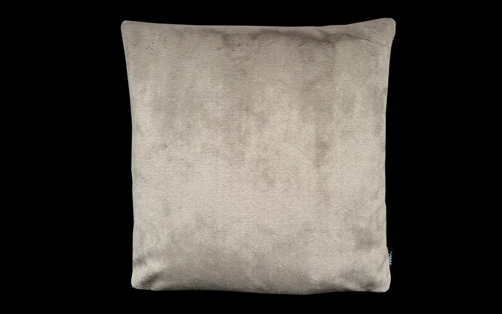 Sierkussen Casablanca Comfort 50 x 50 cm in zachte stof met neutrale bruine kleur voor een rustige en comfortabele uitstraling in elk interieur.