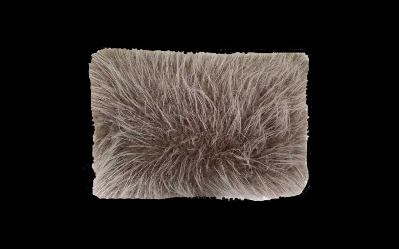 Sierkussen Desert Fluff Zand 45 x 30 cm met langharige fluffy stof in beige en bruine tinten voor een warme, gezellige look.