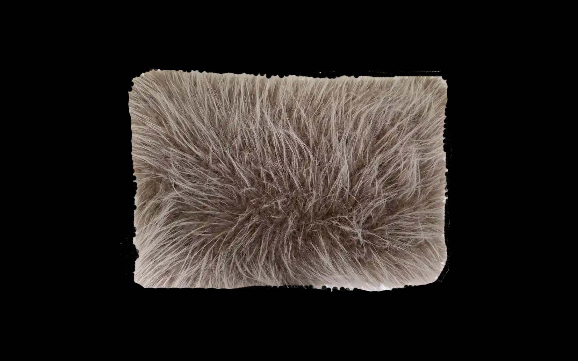 Sierkussen Desert Fluff Zand 45 x 30 cm met langharige fluffy stof in beige en bruine tinten voor een warme, gezellige look.