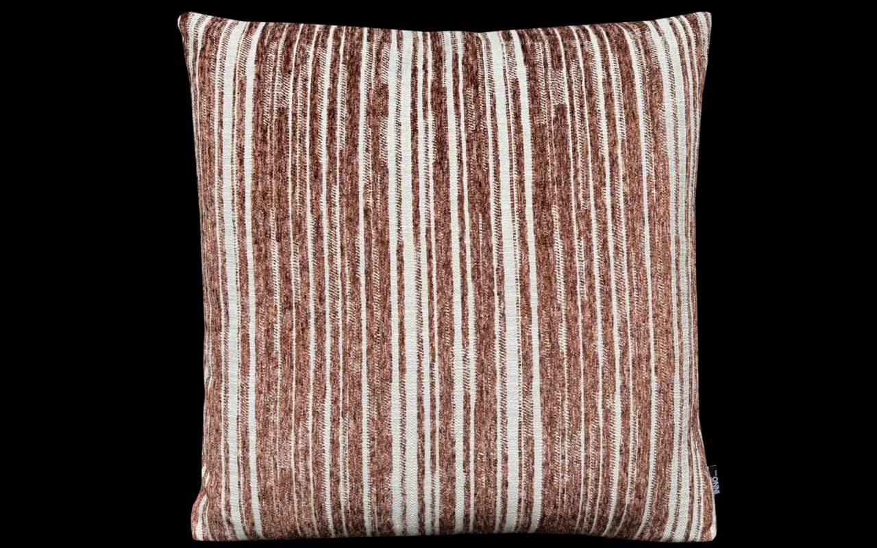 Sierkussen Mousse Royale Mocha 60 x 60 cm met bruin-witte strepen en zachte structuur voor een warme uitstraling.