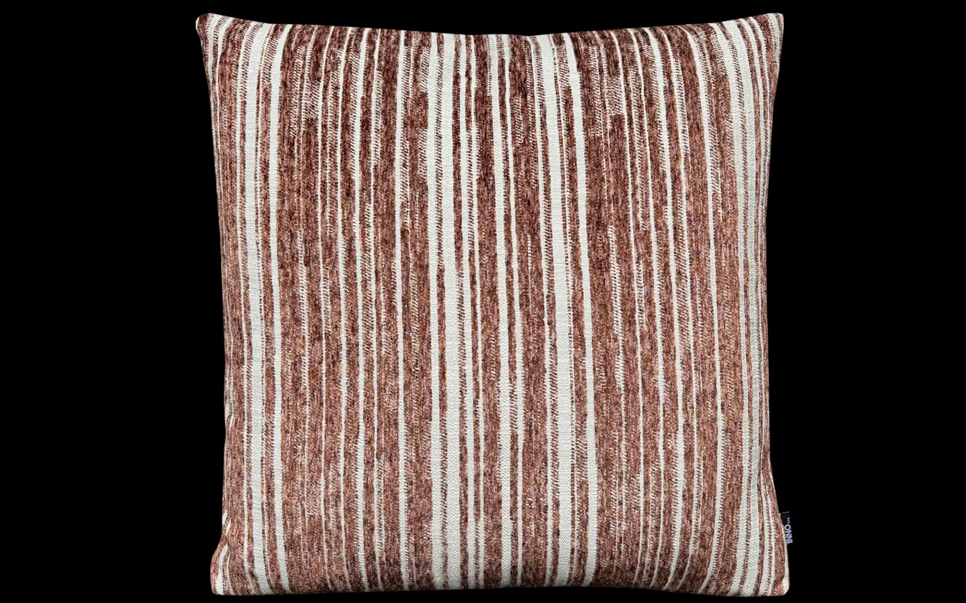 Sierkussen Mousse Royale Mocha 60 x 60 cm met bruin-witte strepen en zachte structuur voor een warme uitstraling.