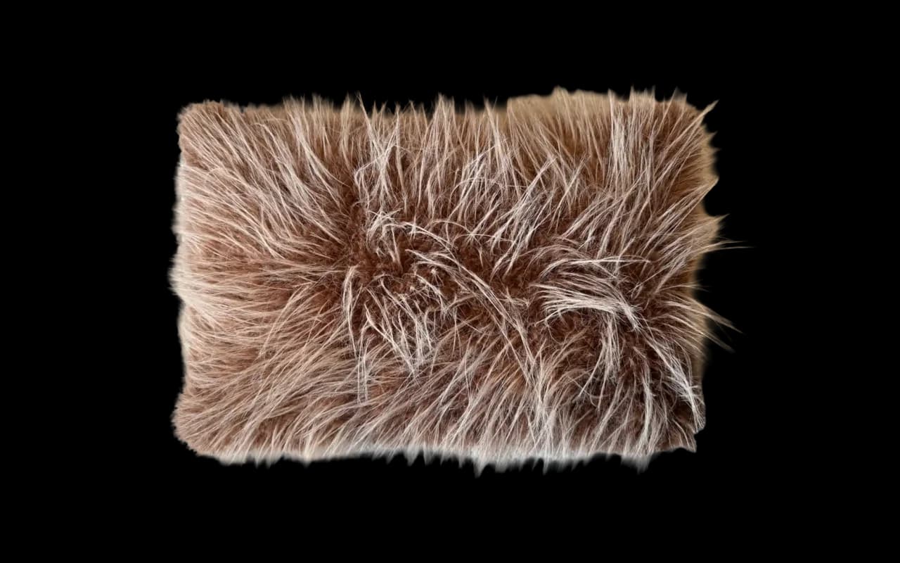 Sierkussen Fluff Mocha Mousse 45 x 30 cm. Langwerpig sierkussen met fluffy stof in de populaire kleur mocha mousse