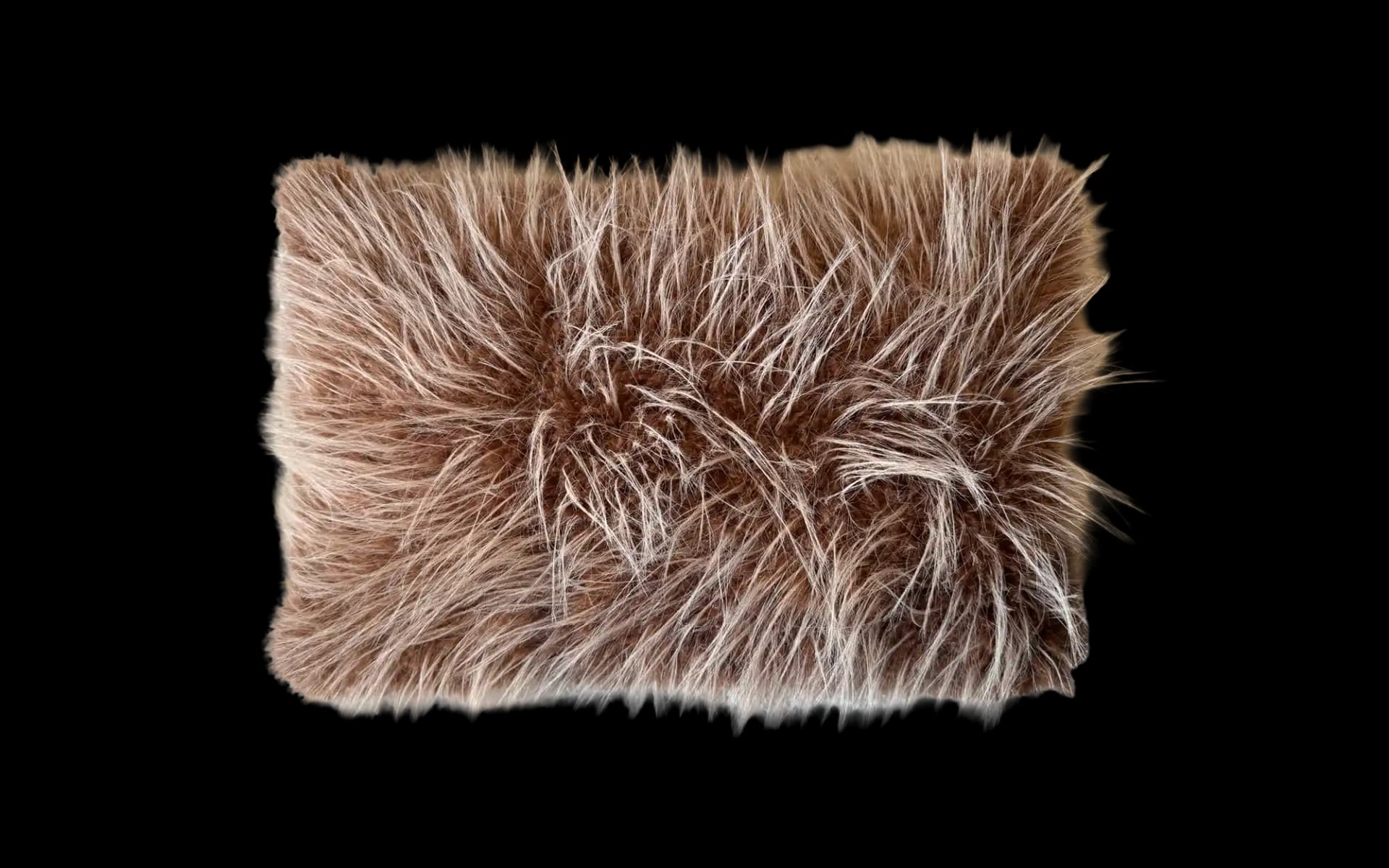 Sierkussen Fluff Mocha Mousse 45 x 30 cm. Langwerpig sierkussen met fluffy stof in de populaire kleur mocha mousse