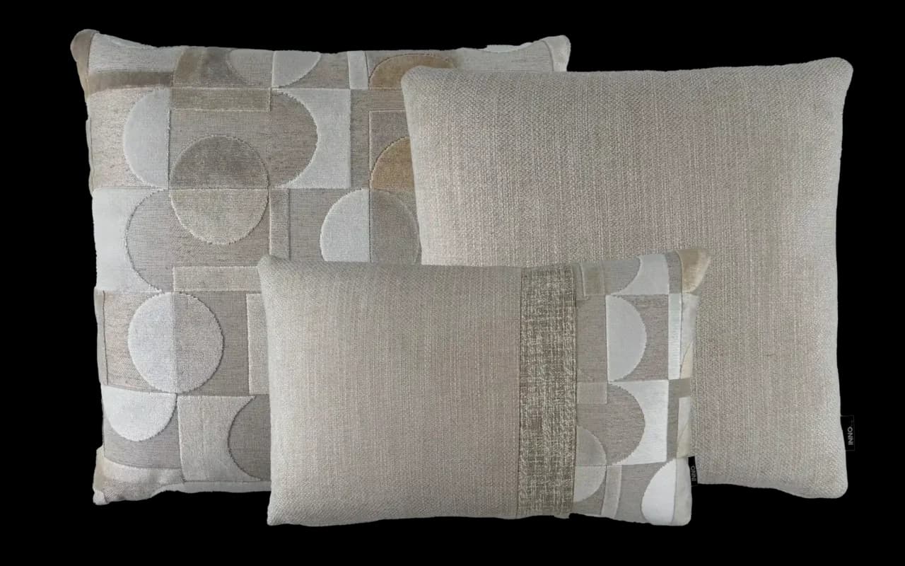 Sierkussen set Cayen Beige bestaande uit 2 vierkante kussens en 1 langwerpig kussen.