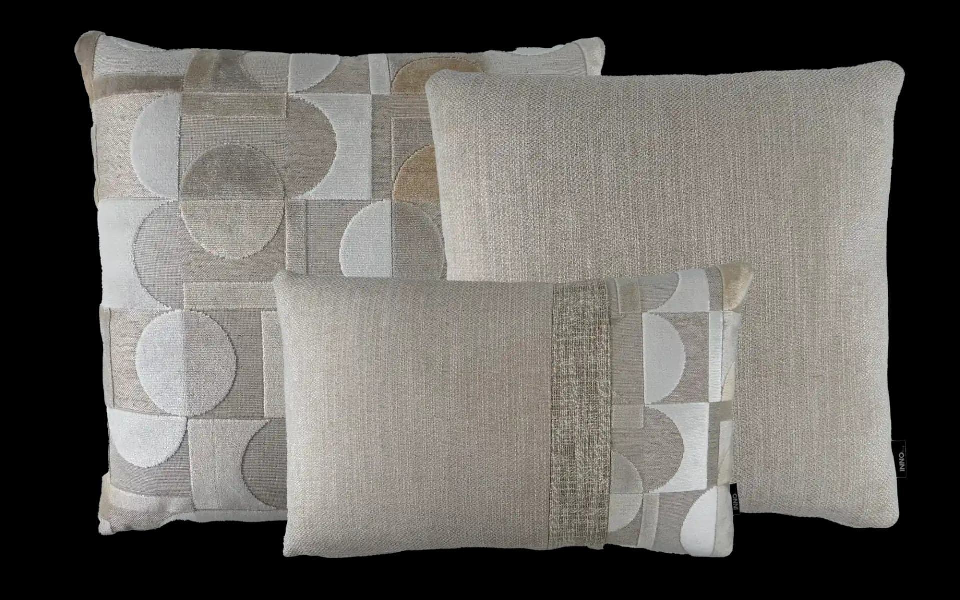 Sierkussen set Cayen Beige bestaande uit 2 vierkante kussens en 1 langwerpig kussen.