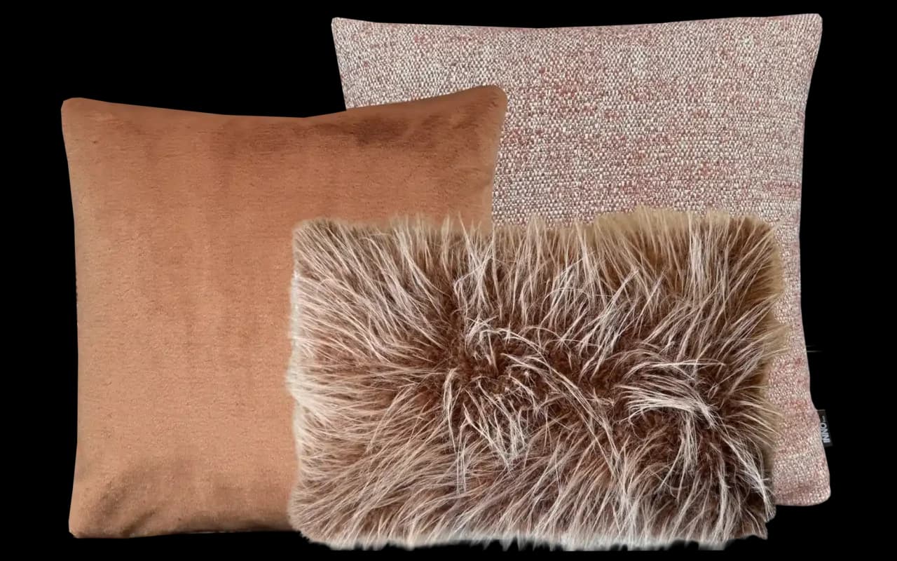 Sierkussen set Mousse bestaande uit 2 vierkante kussens en een langwerpig sierkussen in fluffy stof