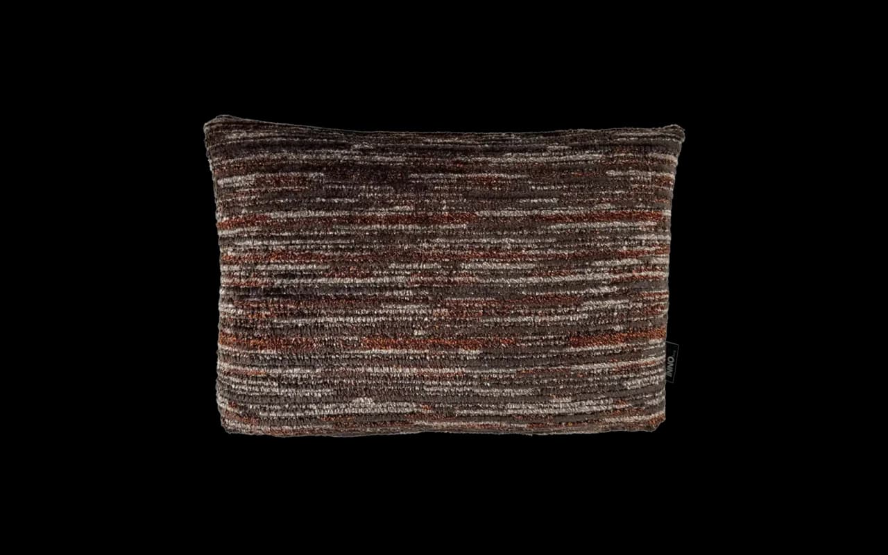 Sierkussen Nomad Terra 45 x 30 cm met subtiel streepmotief in donkerbruin, beige, terra en zwart