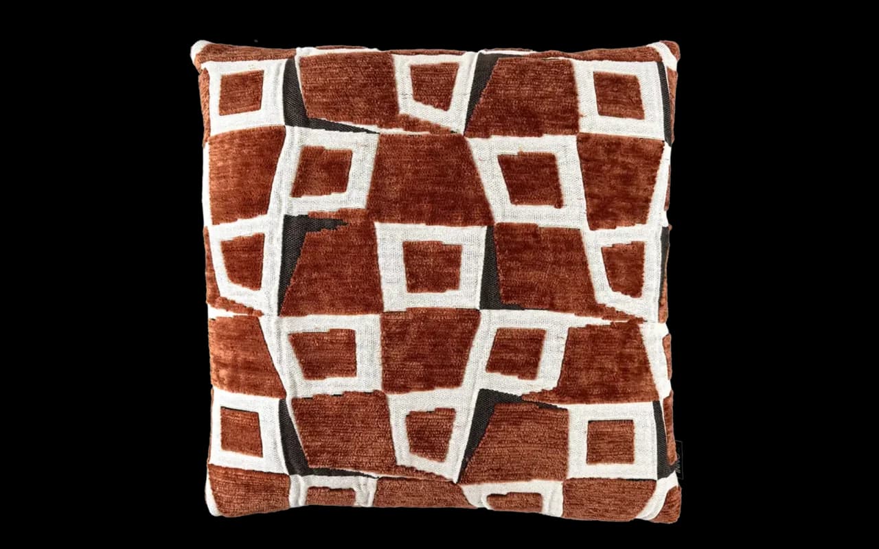 Sierkussen Terra Royale 50 x 50 cm in warme terra kleur met luxe patroon en satijnen achterkant